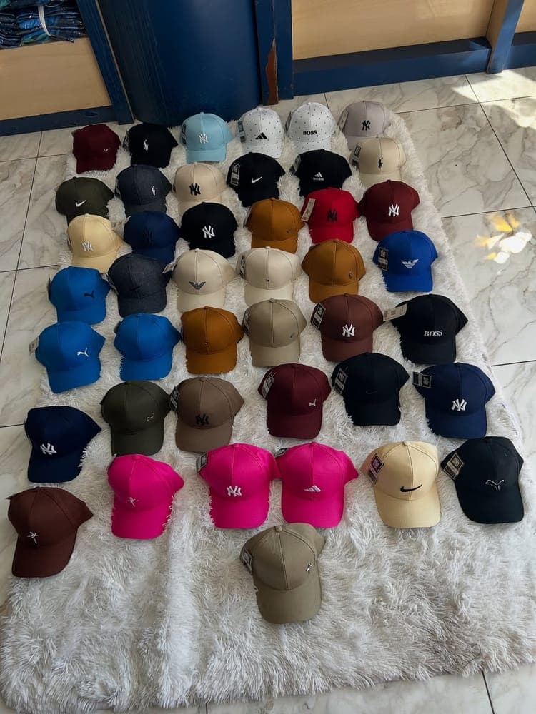 Trendy Adjustable Caps liquidation pallet — 200 pieces, Grade A