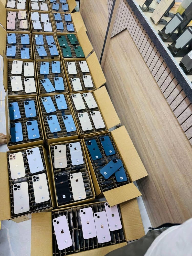 iPhone Premium Mix liquidation pallet — 30 units, Grade A+